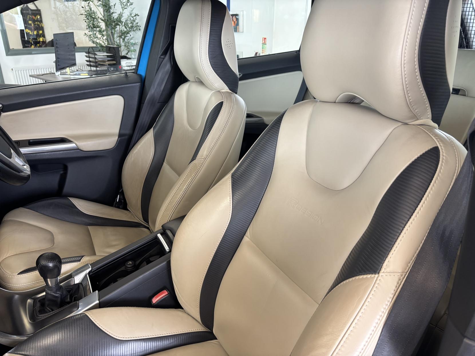 Volvo XC60 2.4 D4 R-Design SUV 5dr Diesel Manual AWD Euro 5 (s/s) (163 ps)