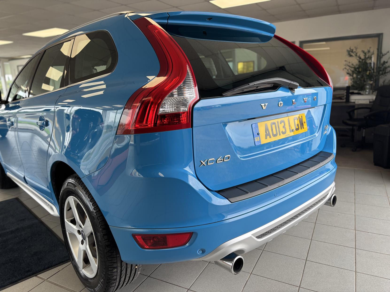 Volvo XC60 2.4 D4 R-Design SUV 5dr Diesel Manual AWD Euro 5 (s/s) (163 ps)