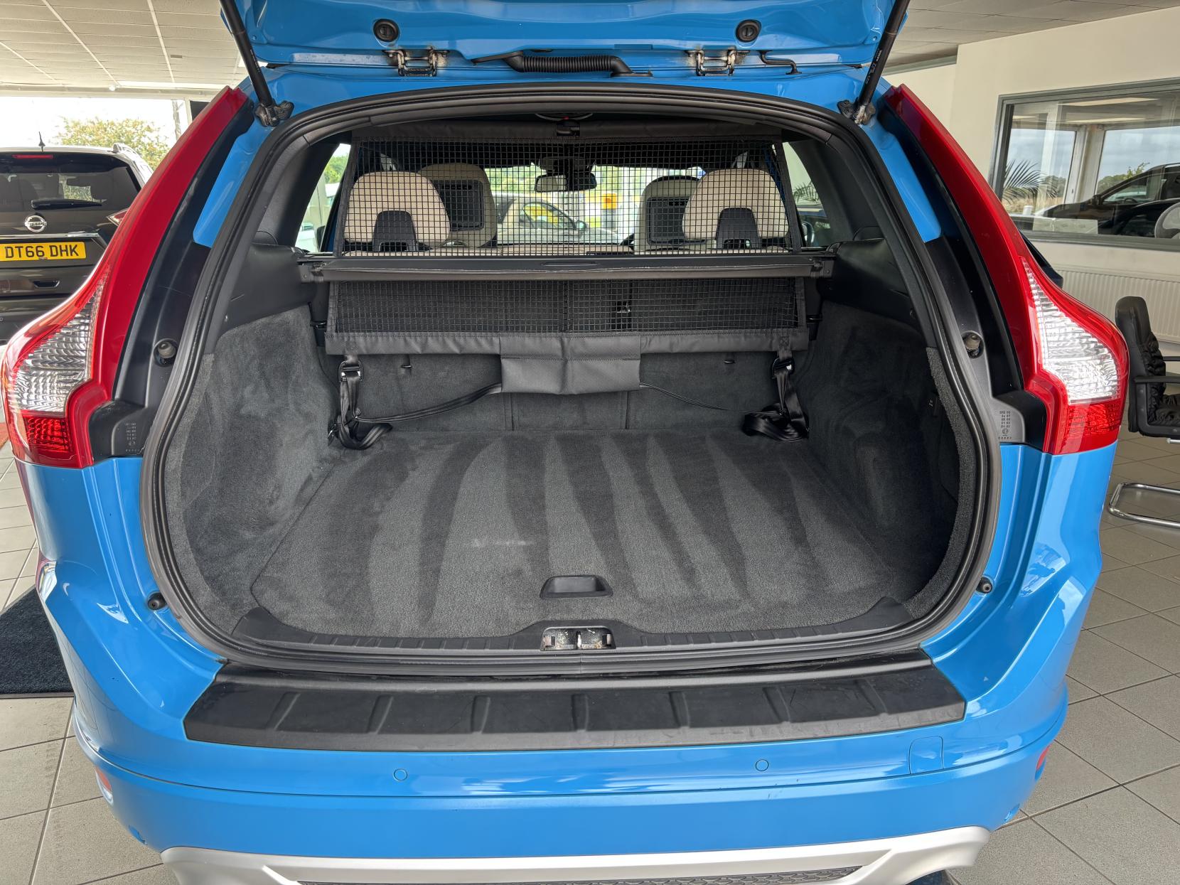 Volvo XC60 2.4 D4 R-Design SUV 5dr Diesel Manual AWD Euro 5 (s/s) (163 ps)