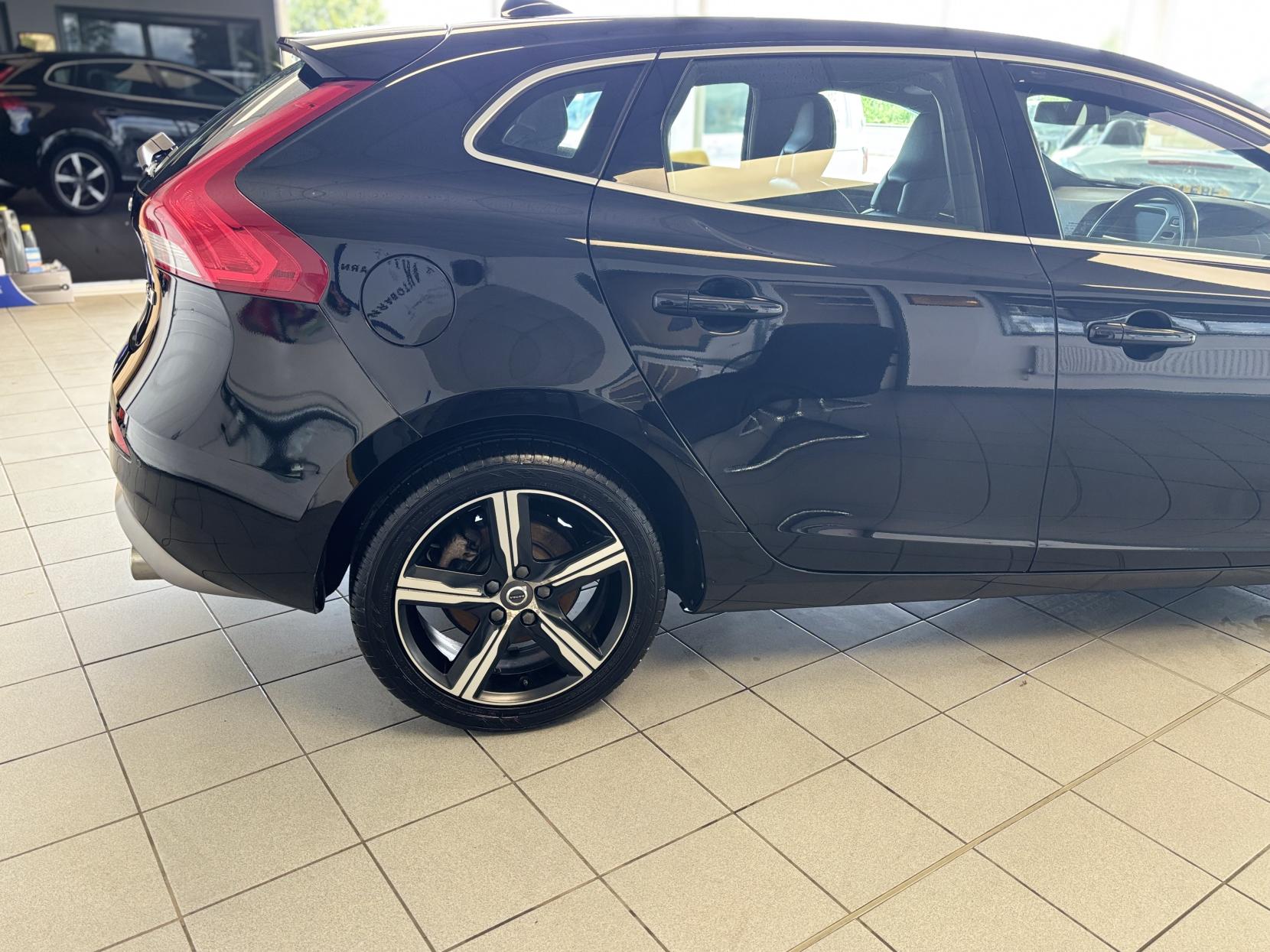 Volvo V40 2.0 D2 R-Design Nav Plus Hatchback 5dr Diesel Manual Euro 6 (s/s) (120 ps)