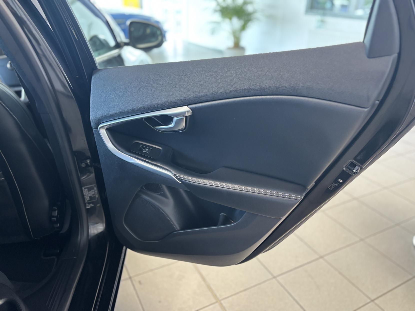 Volvo V40 2.0 D2 R-Design Nav Plus Hatchback 5dr Diesel Manual Euro 6 (s/s) (120 ps)