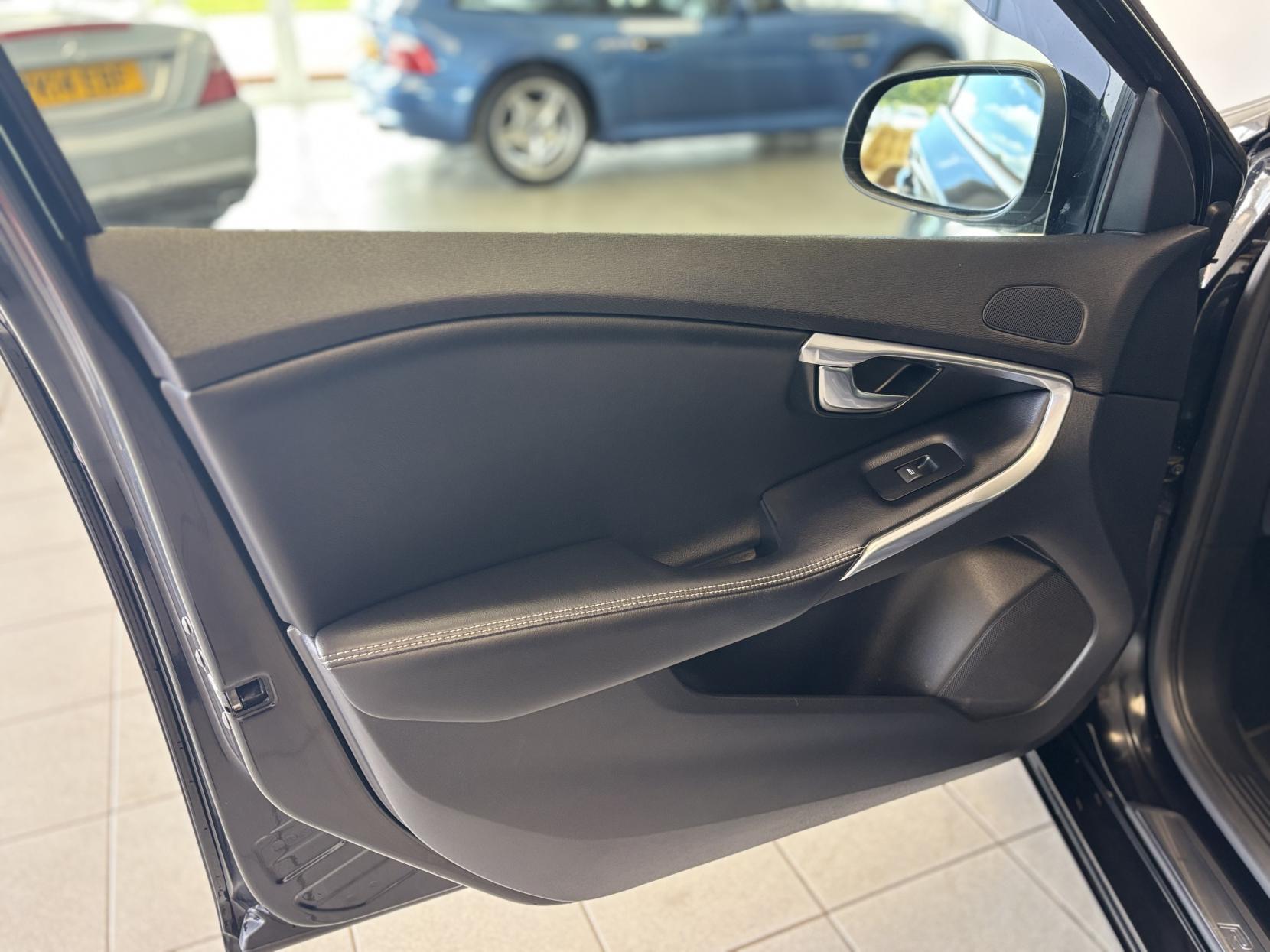 Volvo V40 2.0 D2 R-Design Nav Plus Hatchback 5dr Diesel Manual Euro 6 (s/s) (120 ps)