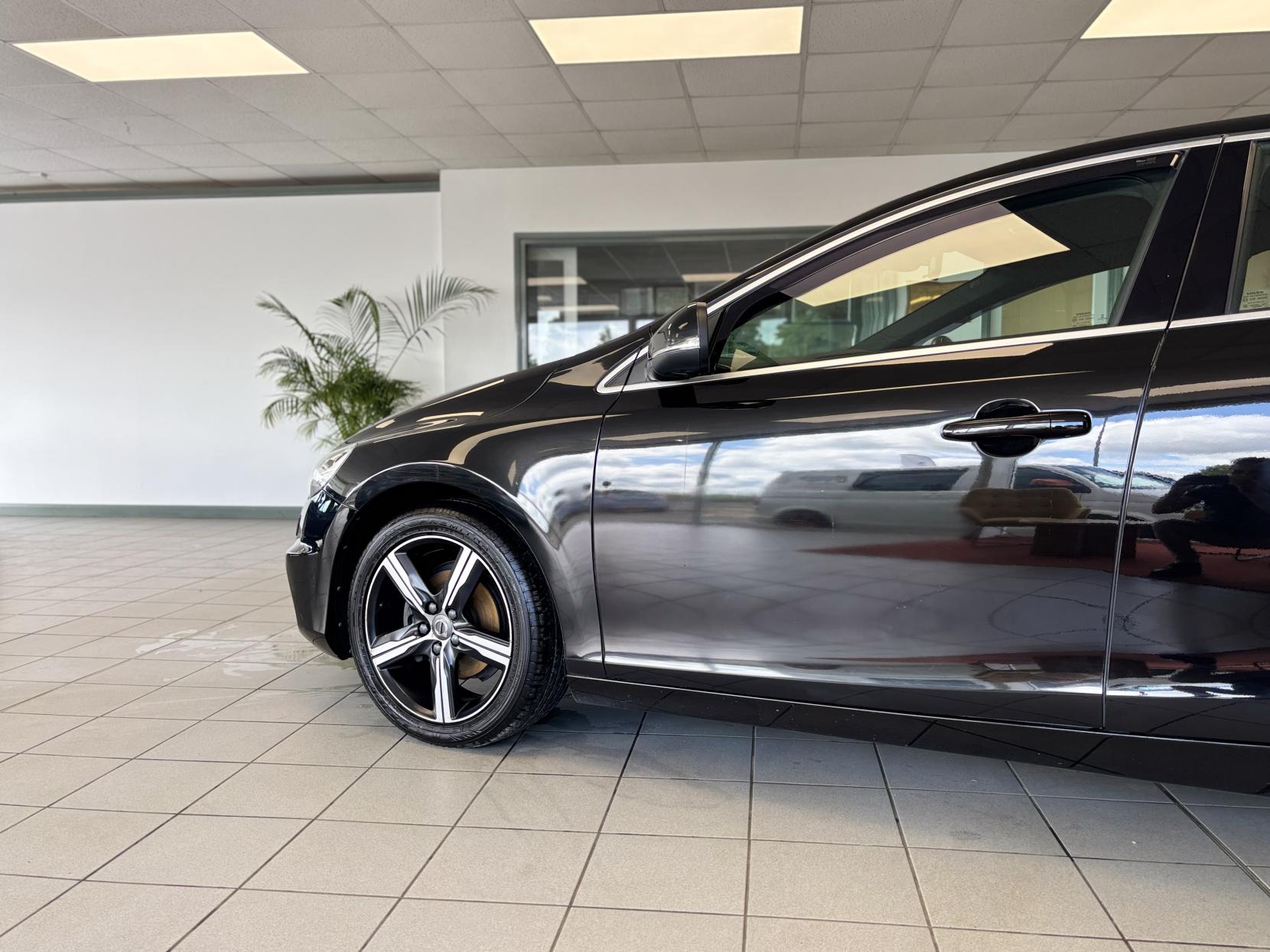 Volvo V40 2.0 D2 R-Design Nav Plus Hatchback 5dr Diesel Manual Euro 6 (s/s) (120 ps)