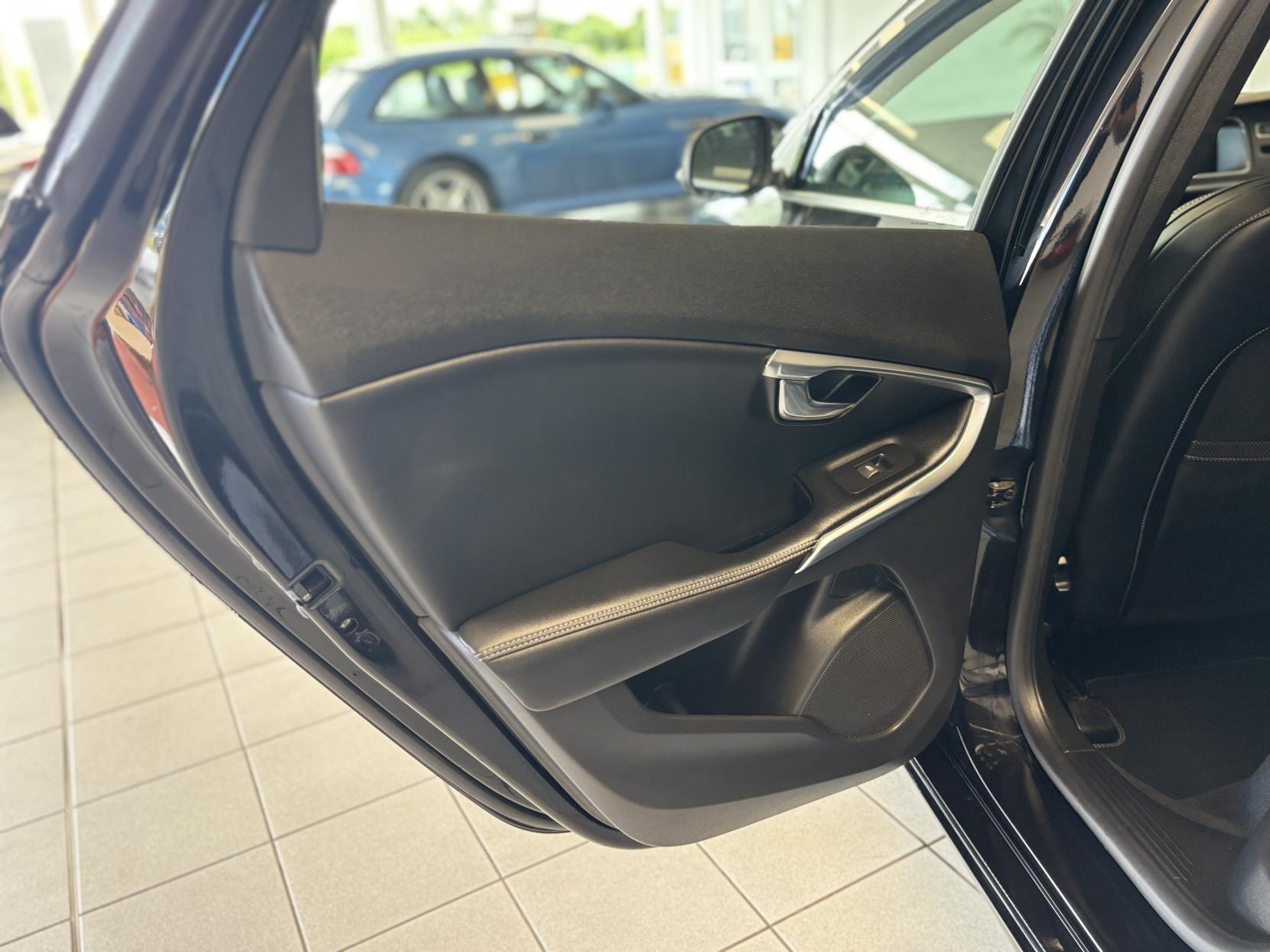 Volvo V40 2.0 D2 R-Design Nav Plus Hatchback 5dr Diesel Manual Euro 6 (s/s) (120 ps)
