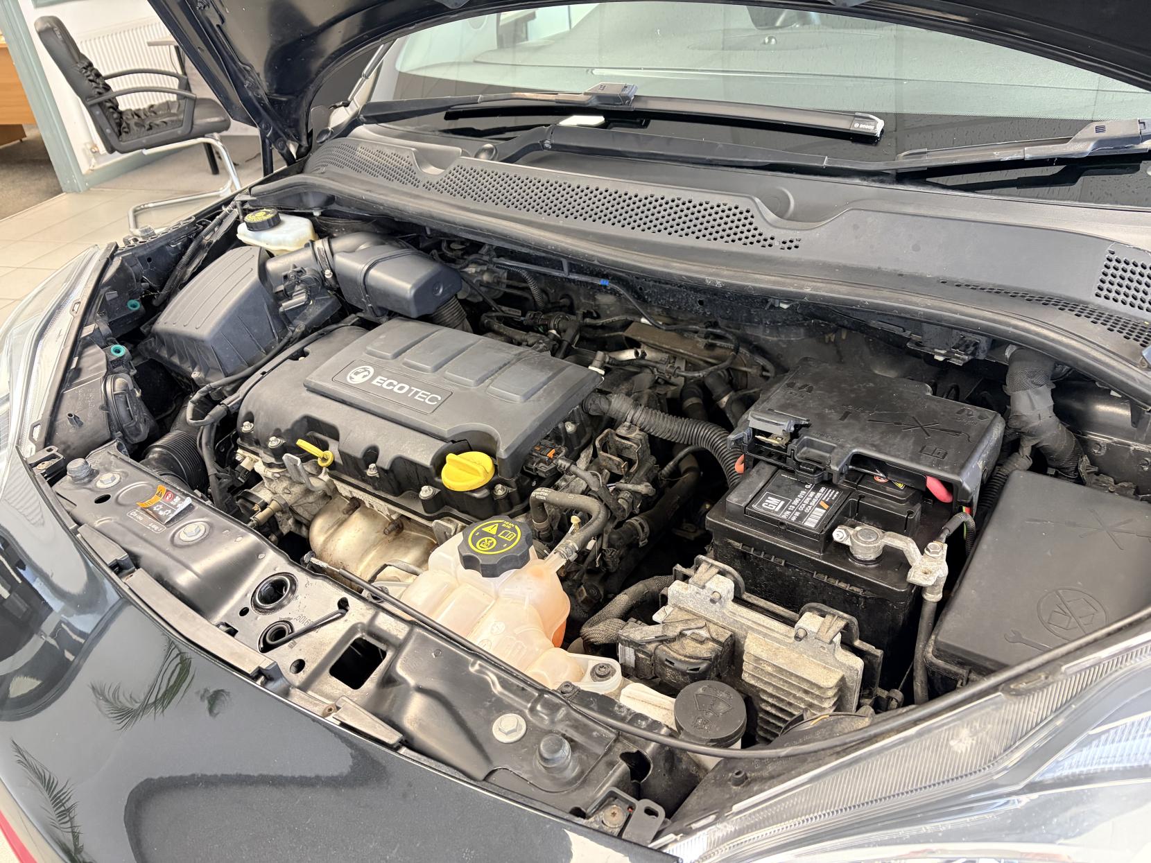 Vauxhall ADAM 1.4 16v GLAM Hatchback 3dr Petrol Manual Euro 5 (87 ps)