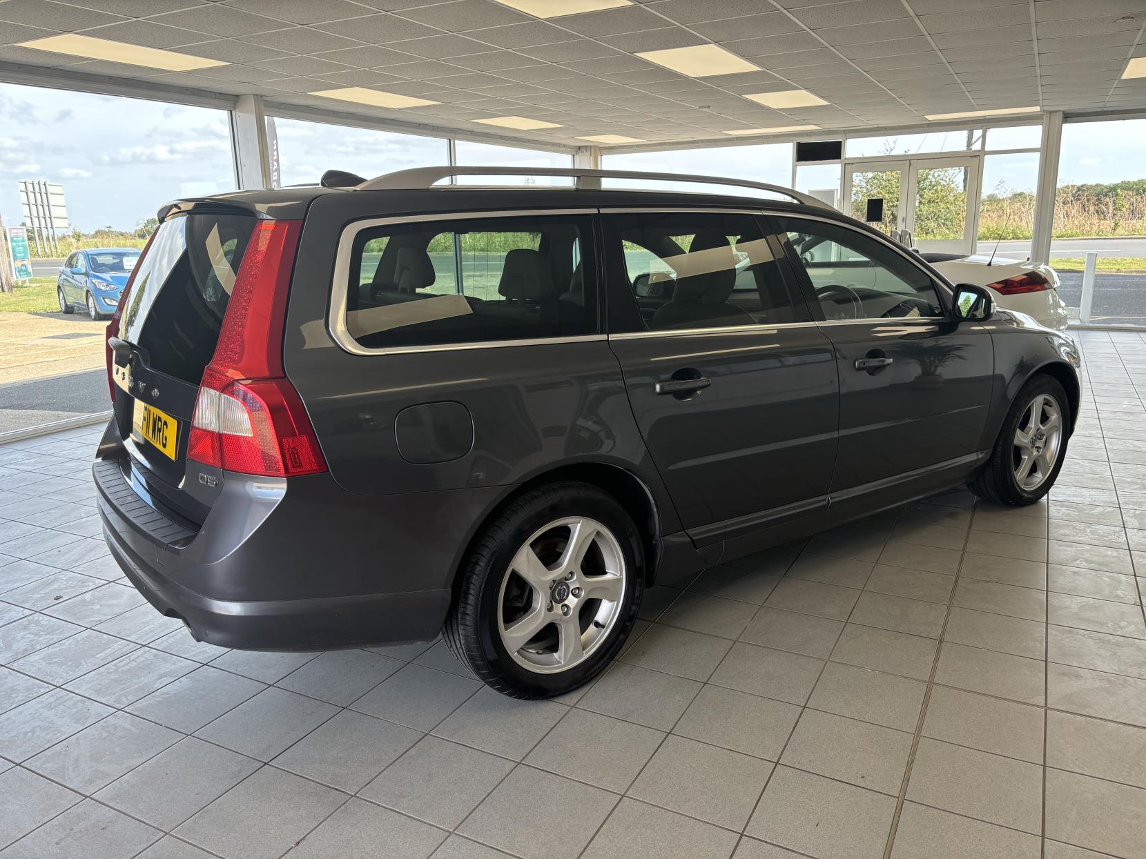 Volvo V70 2.4 D5 SE Lux Estate 5dr Diesel Geartronic Euro 5 (205 ps)