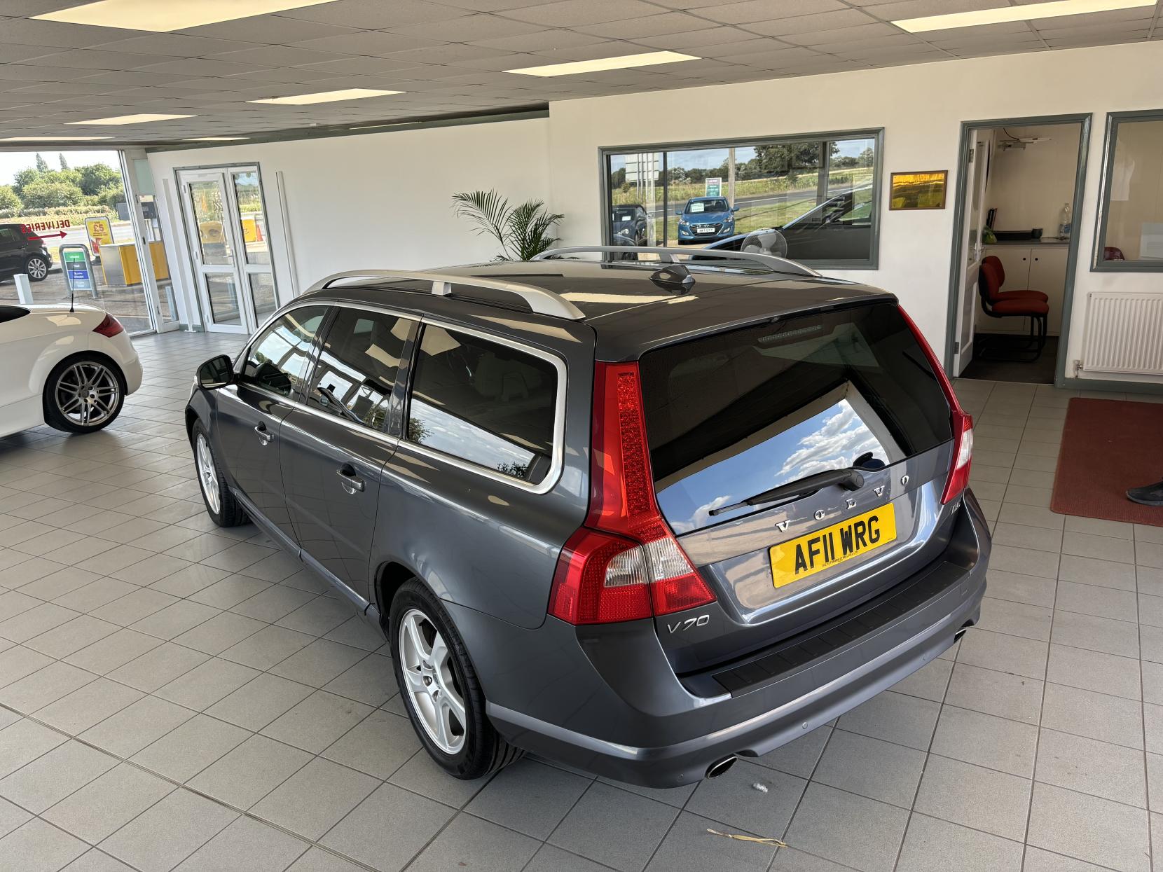 Volvo V70 2.4 D5 SE Lux Estate 5dr Diesel Geartronic Euro 5 (205 ps)