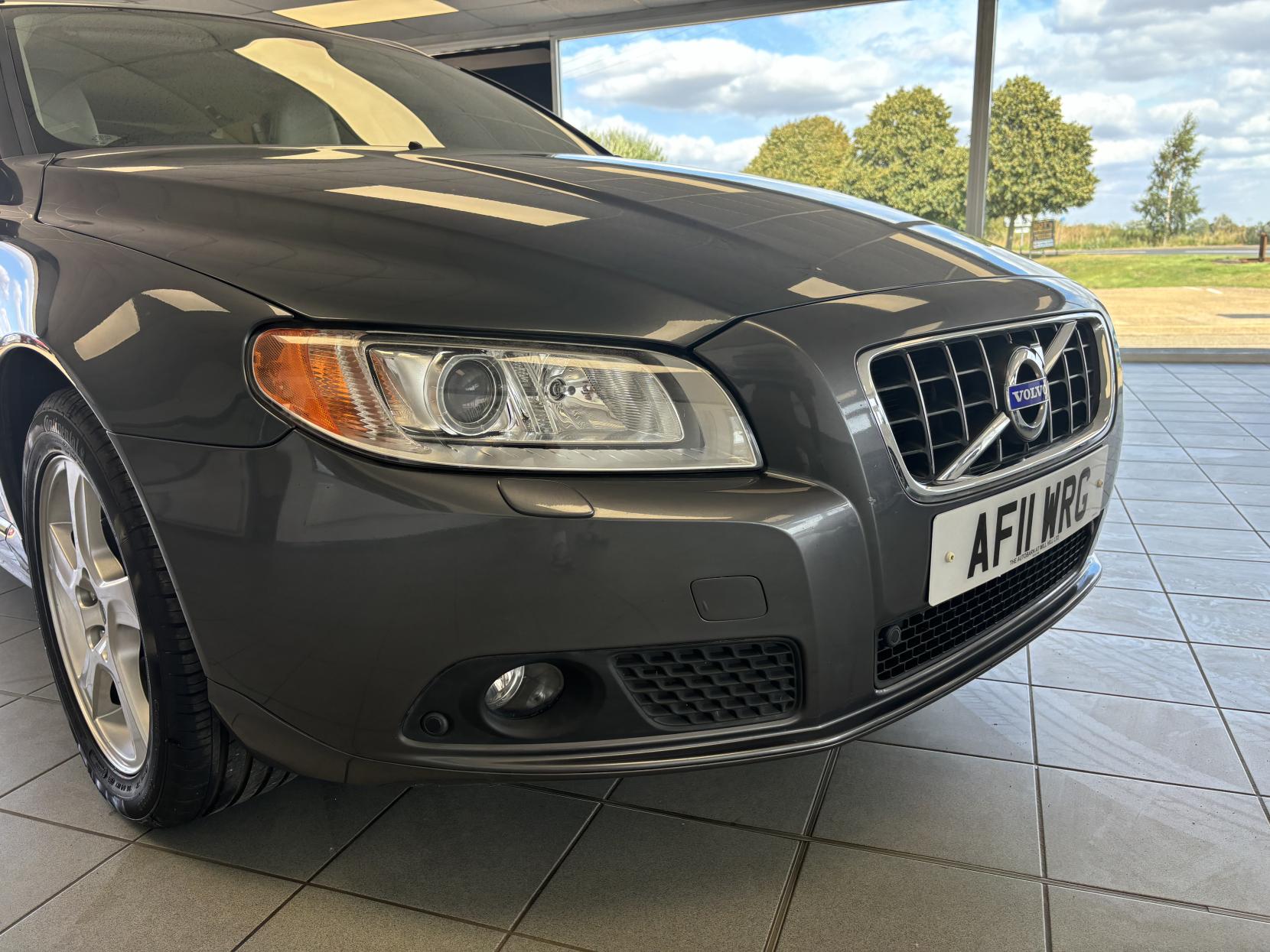 Volvo V70 2.4 D5 SE Lux Estate 5dr Diesel Geartronic Euro 5 (205 ps)