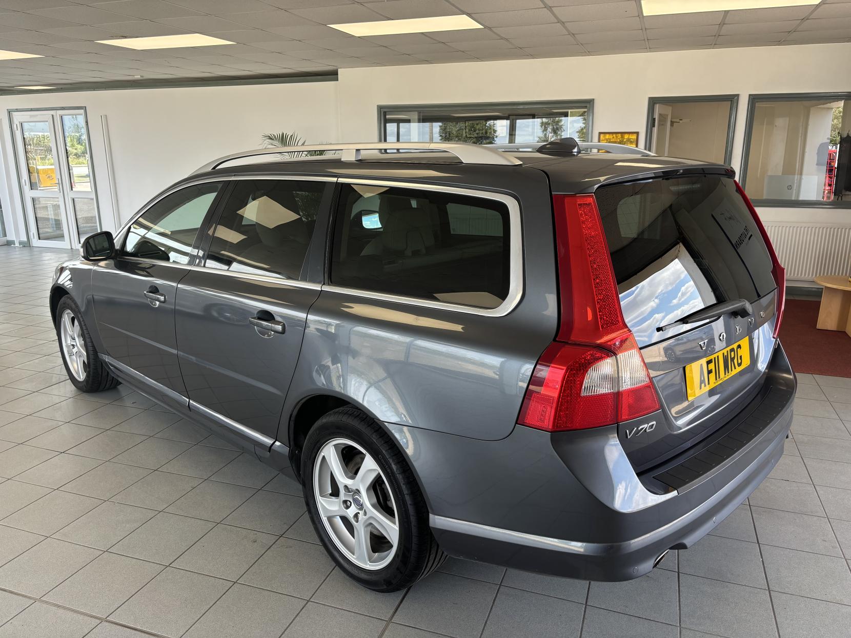 Volvo V70 2.4 D5 SE Lux Estate 5dr Diesel Geartronic Euro 5 (205 ps)