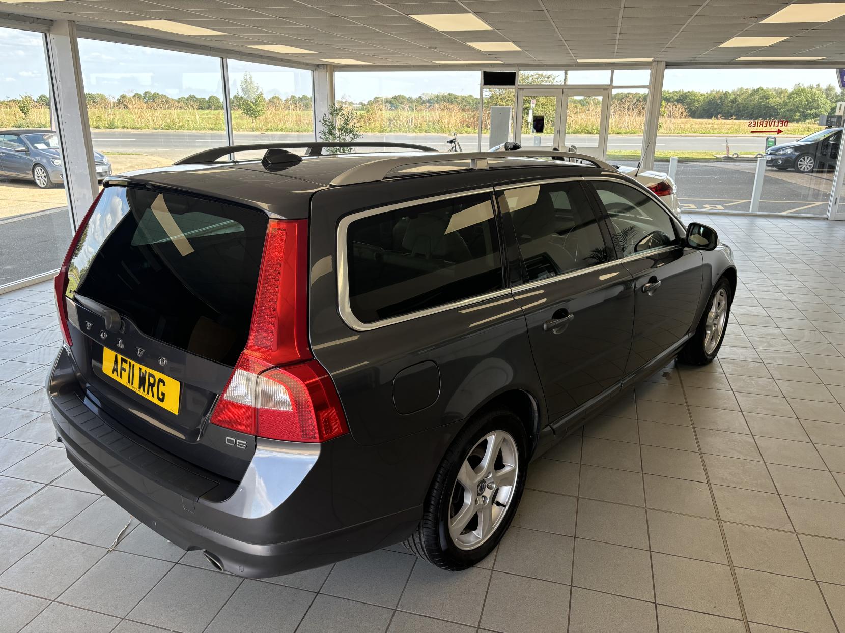 Volvo V70 2.4 D5 SE Lux Estate 5dr Diesel Geartronic Euro 5 (205 ps)