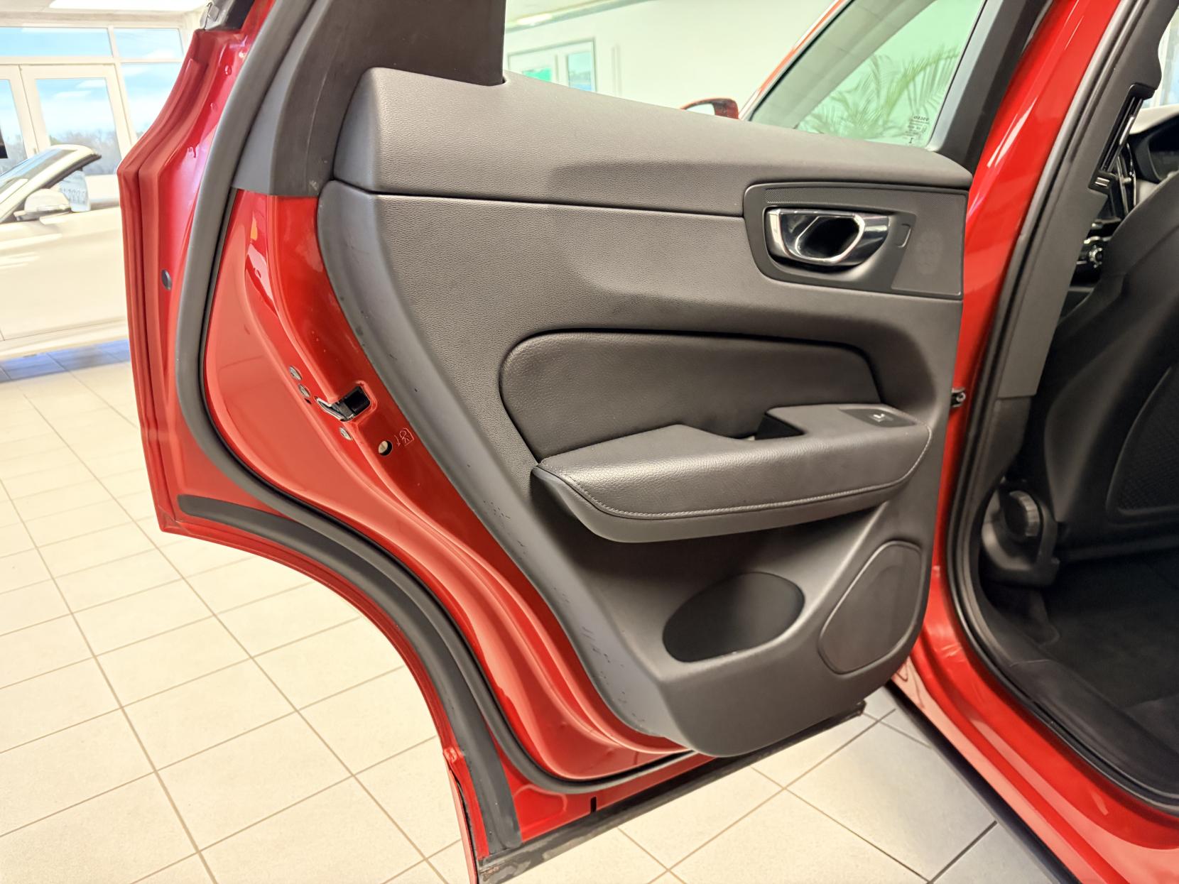 Volvo XC60 2.0 D4 Momentum SUV 5dr Diesel Manual AWD Euro 6 (s/s) (190 ps)