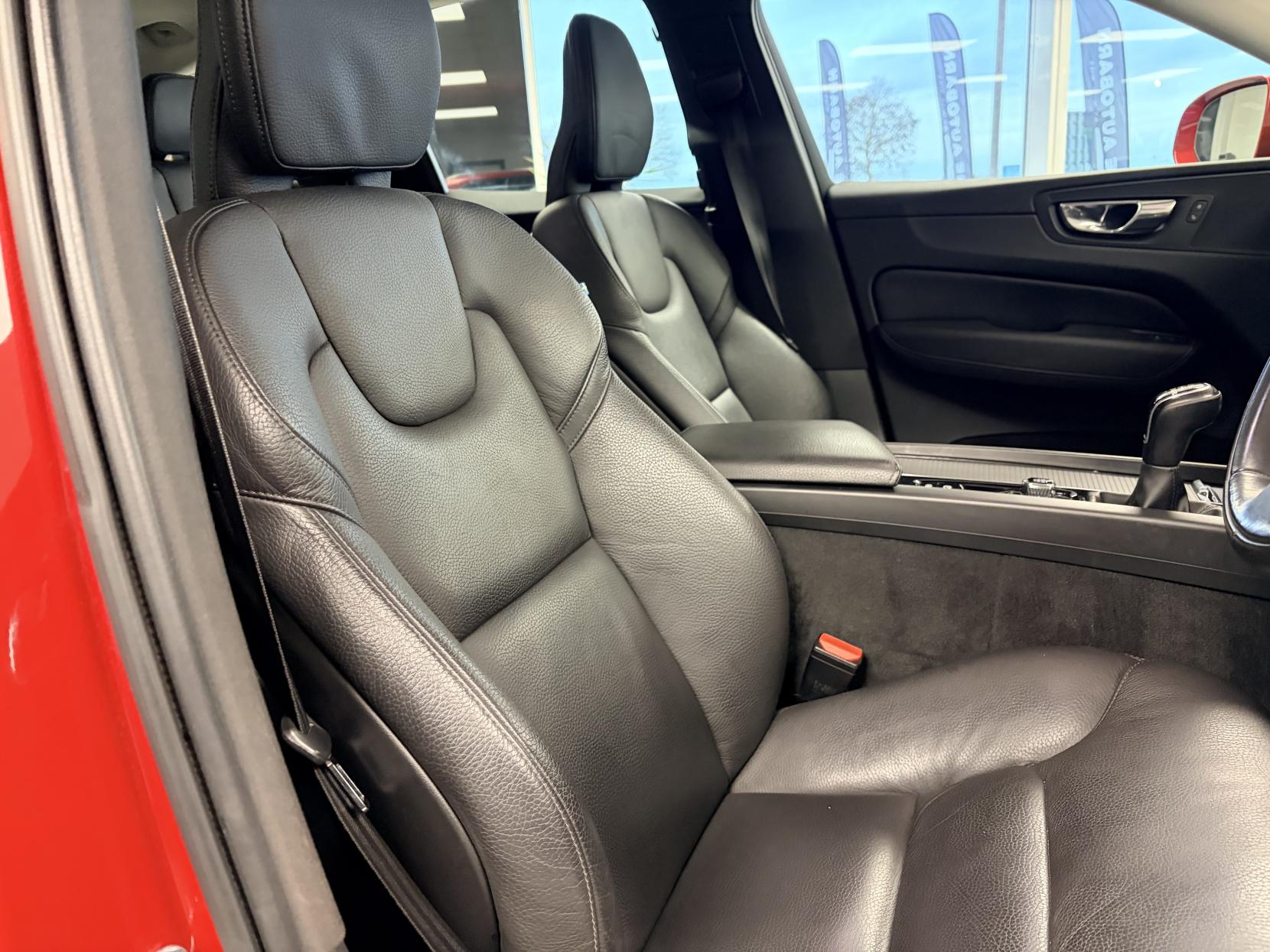 Volvo XC60 2.0 D4 Momentum SUV 5dr Diesel Manual AWD Euro 6 (s/s) (190 ps)