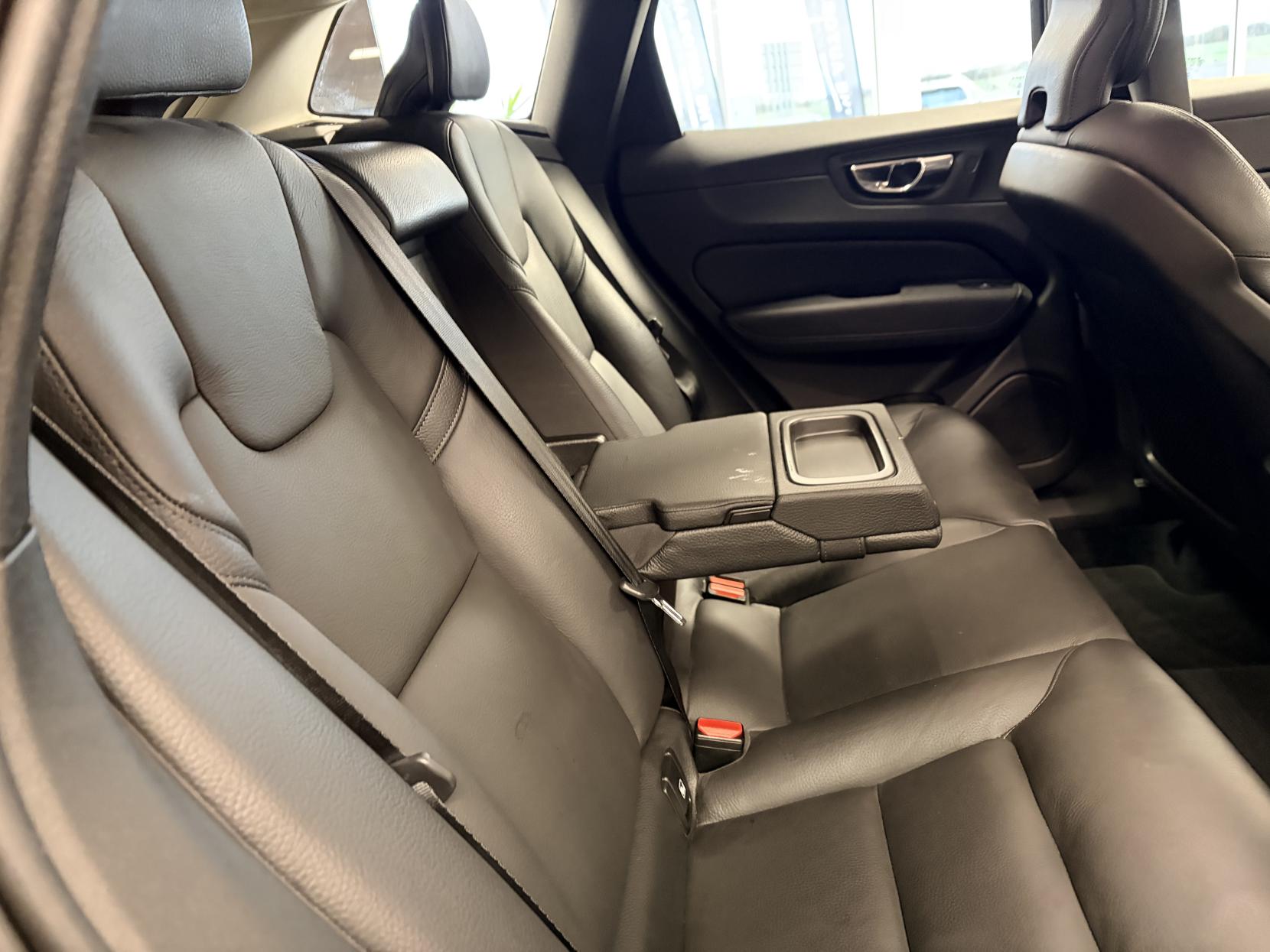 Volvo XC60 2.0 D4 Momentum SUV 5dr Diesel Manual AWD Euro 6 (s/s) (190 ps)