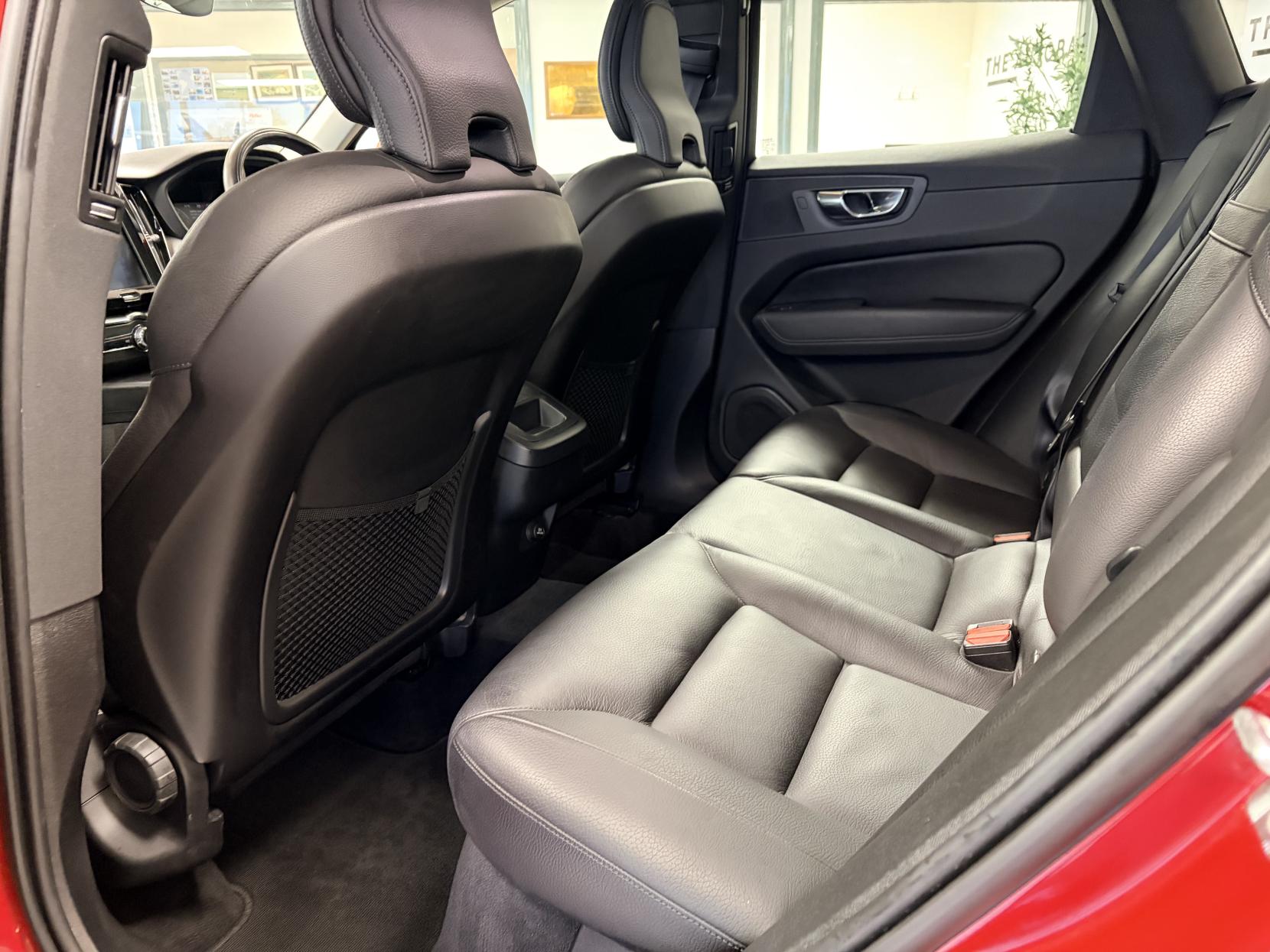 Volvo XC60 2.0 D4 Momentum SUV 5dr Diesel Manual AWD Euro 6 (s/s) (190 ps)