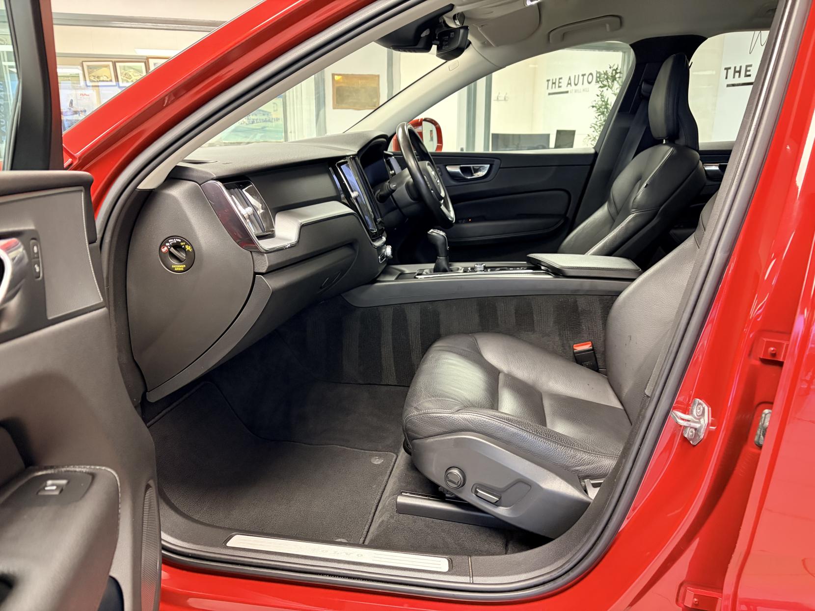 Volvo XC60 2.0 D4 Momentum SUV 5dr Diesel Manual AWD Euro 6 (s/s) (190 ps)