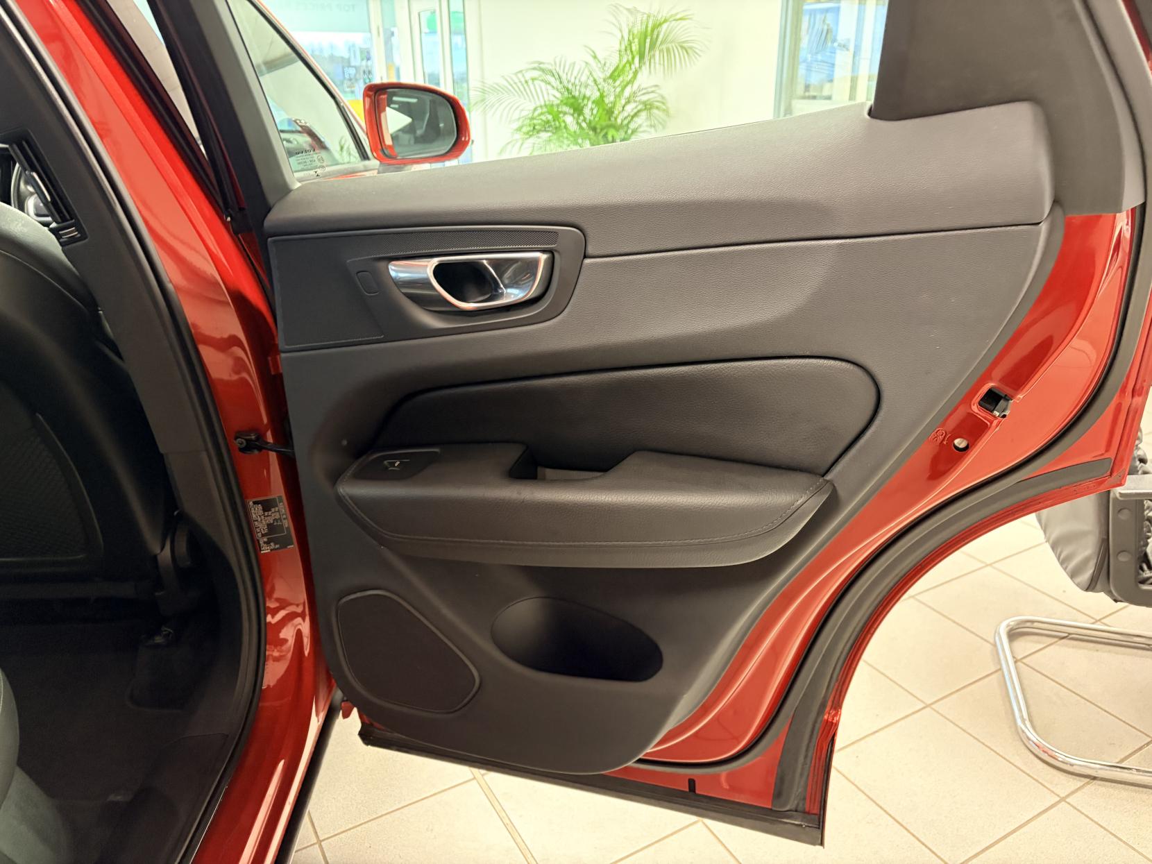 Volvo XC60 2.0 D4 Momentum SUV 5dr Diesel Manual AWD Euro 6 (s/s) (190 ps)