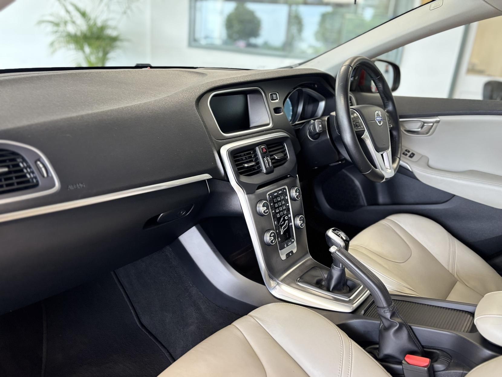 Volvo V40 2.0 D3 SE Lux Nav Hatchback 5dr Diesel Manual Euro 6 (s/s) (150 ps)