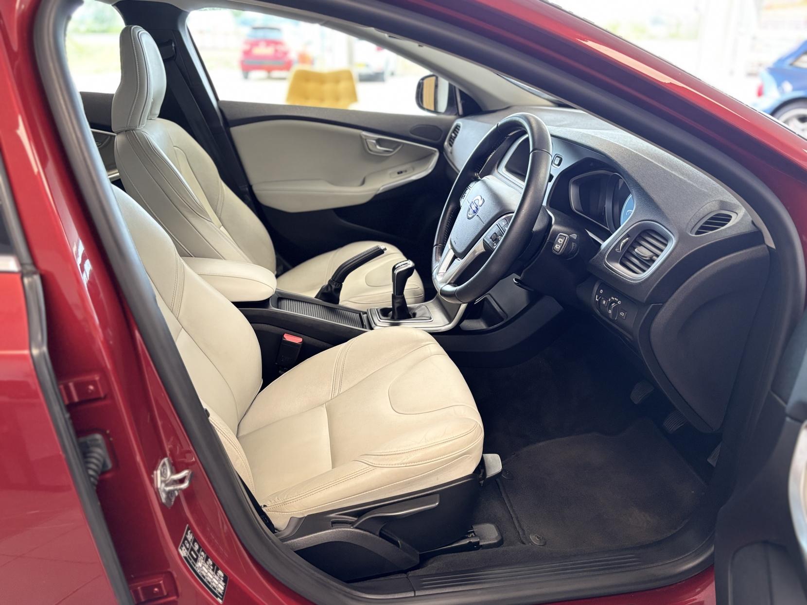 Volvo V40 2.0 D3 SE Lux Nav Hatchback 5dr Diesel Manual Euro 6 (s/s) (150 ps)