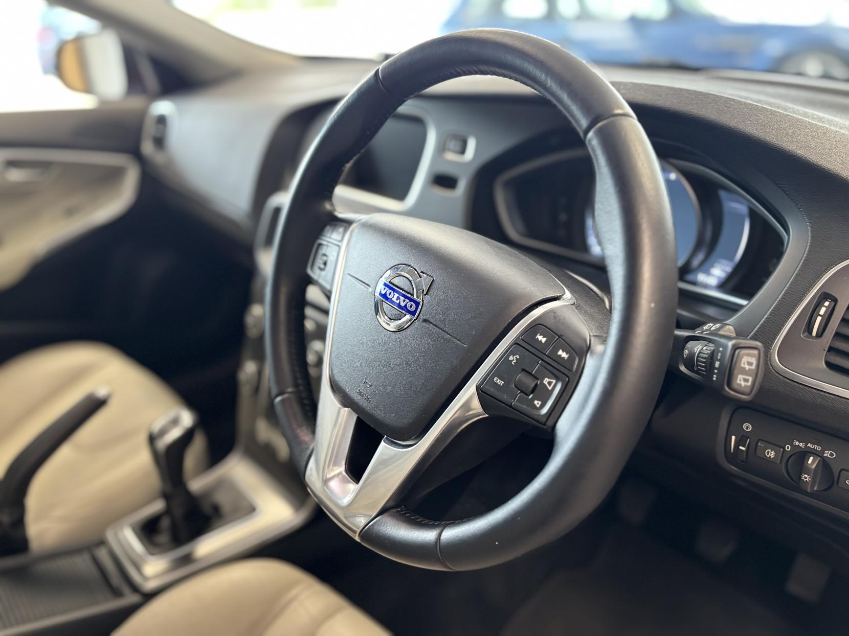 Volvo V40 2.0 D3 SE Lux Nav Hatchback 5dr Diesel Manual Euro 6 (s/s) (150 ps)