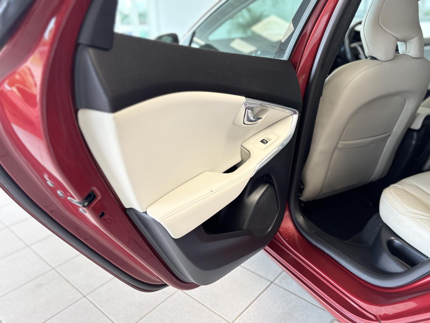 Volvo V40 2.0 D3 SE Lux Nav Hatchback 5dr Diesel Manual Euro 6 (s/s) (150 ps)