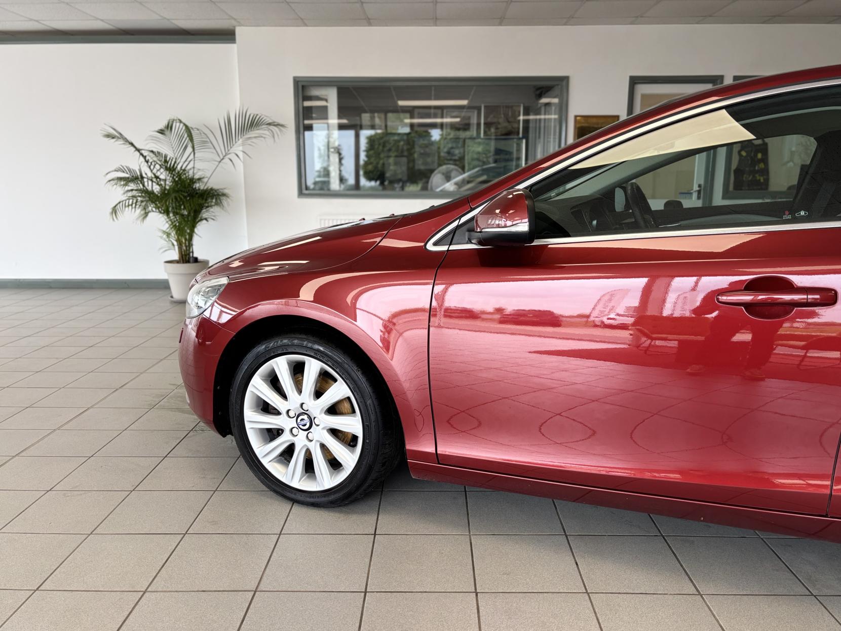 Volvo V40 2.0 D3 SE Lux Nav Hatchback 5dr Diesel Manual Euro 6 (s/s) (150 ps)