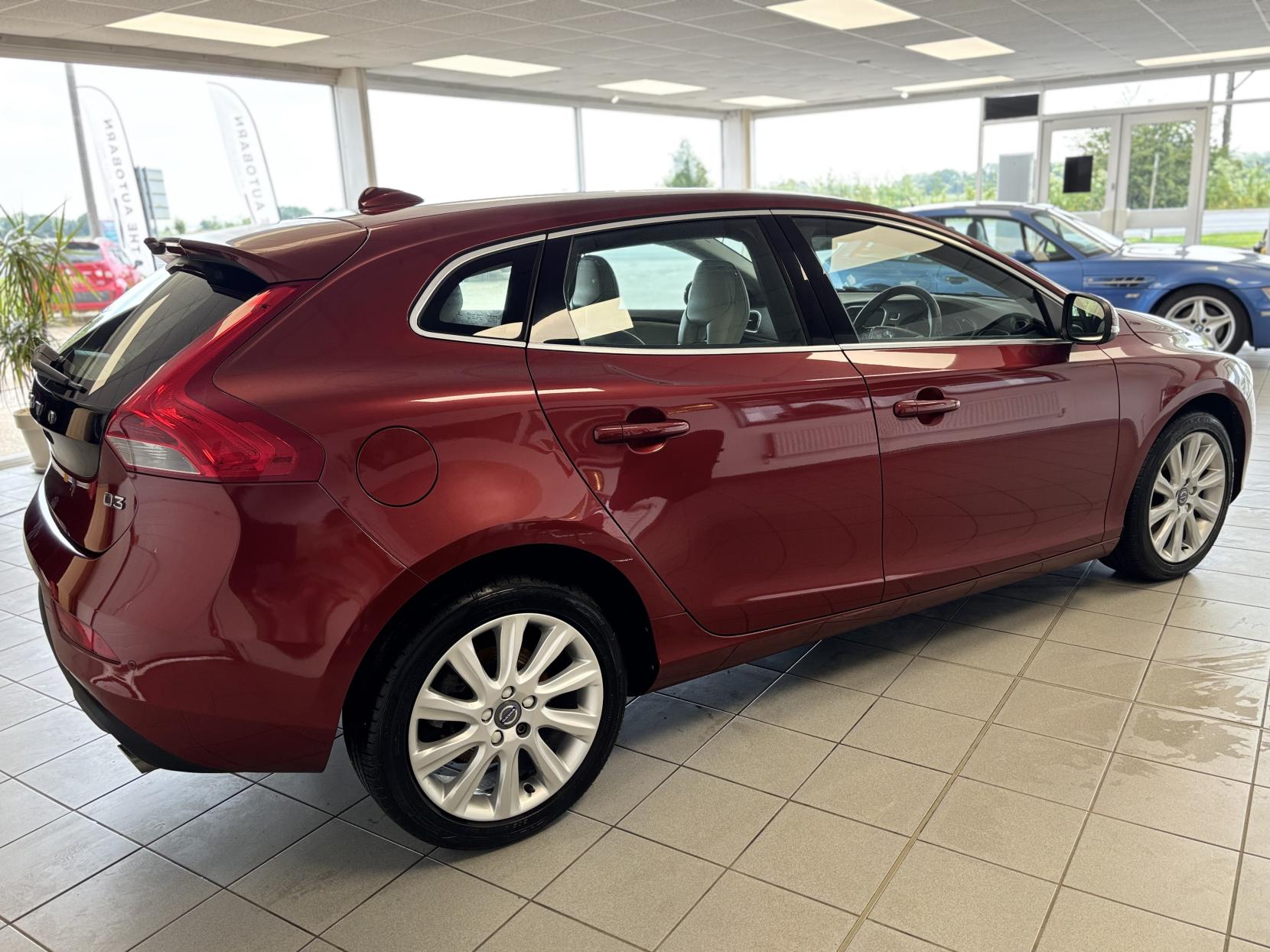 Volvo V40 2.0 D3 SE Lux Nav Hatchback 5dr Diesel Manual Euro 6 (s/s) (150 ps)