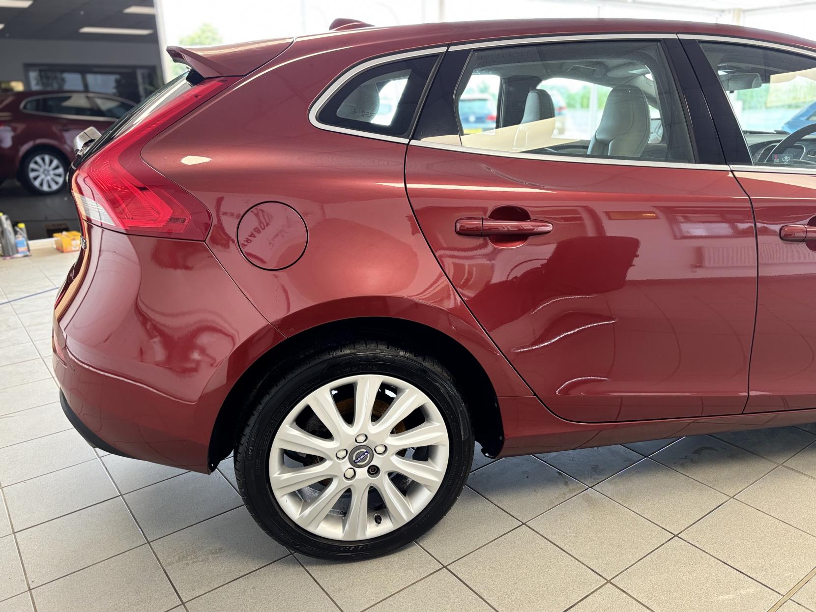 Volvo V40 2.0 D3 SE Lux Nav Hatchback 5dr Diesel Manual Euro 6 (s/s) (150 ps)