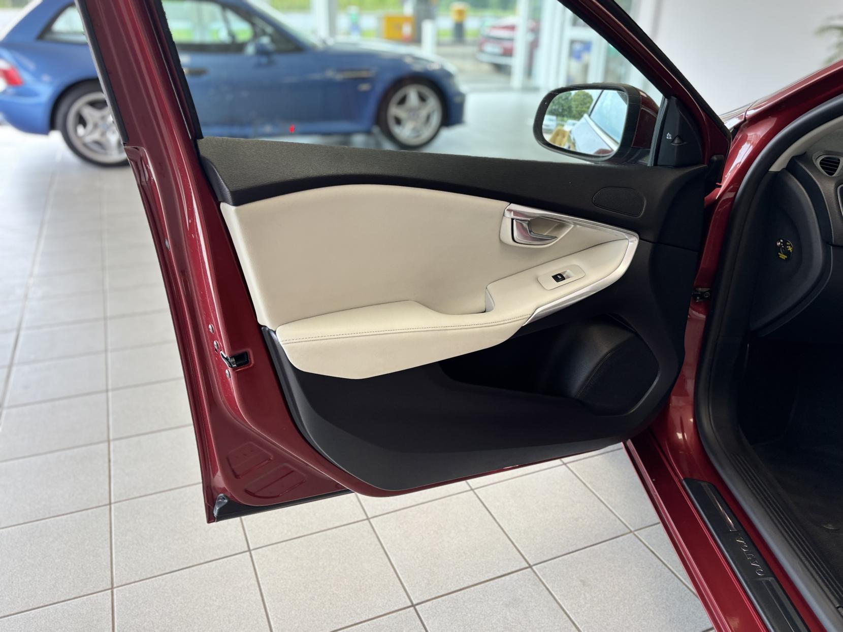 Volvo V40 2.0 D3 SE Lux Nav Hatchback 5dr Diesel Manual Euro 6 (s/s) (150 ps)