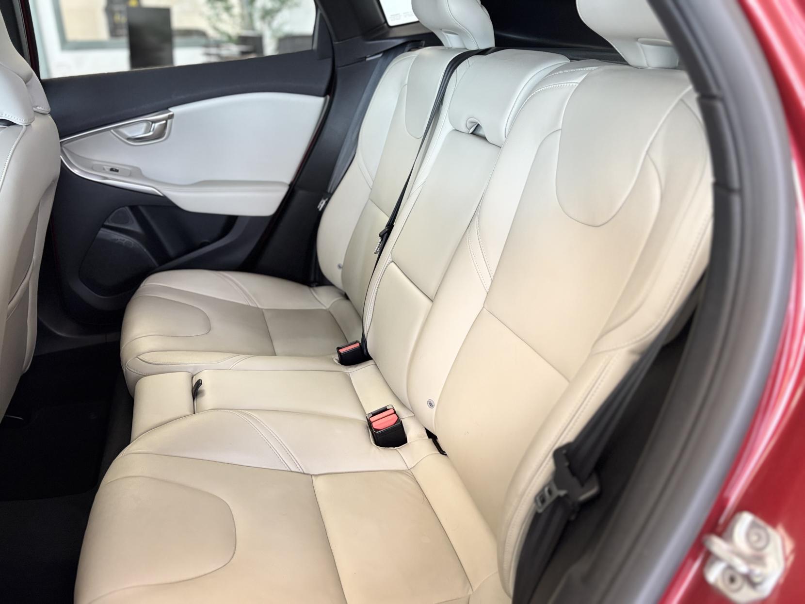 Volvo V40 2.0 D3 SE Lux Nav Hatchback 5dr Diesel Manual Euro 6 (s/s) (150 ps)