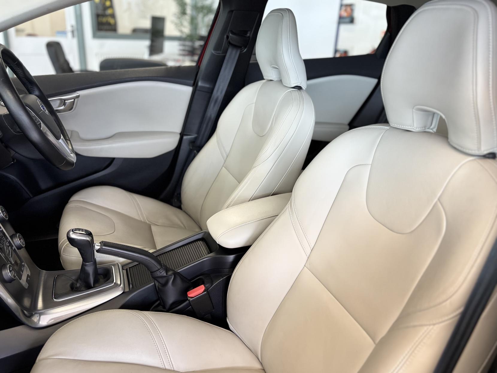 Volvo V40 2.0 D3 SE Lux Nav Hatchback 5dr Diesel Manual Euro 6 (s/s) (150 ps)