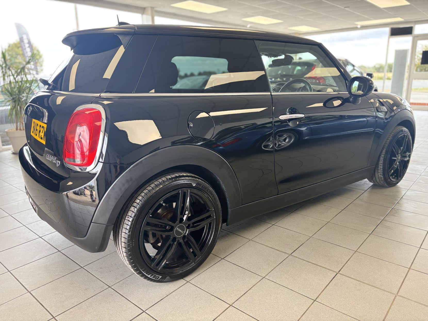 MINI Hatch 1.5 Cooper D Hatchback 3dr Diesel Manual Euro 6 (s/s) (116 ps)