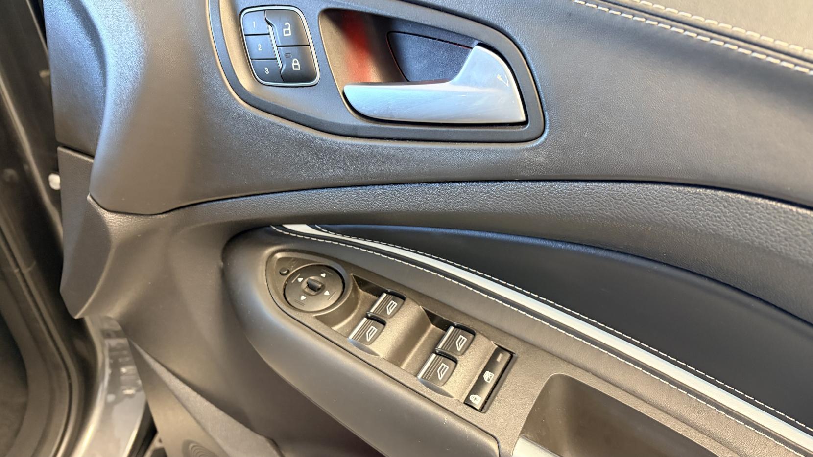 Ford Kuga 2.0 TDCi EcoBlue Vignale SUV 5dr Diesel Powershift AWD Euro 6 (s/s) (180 ps)