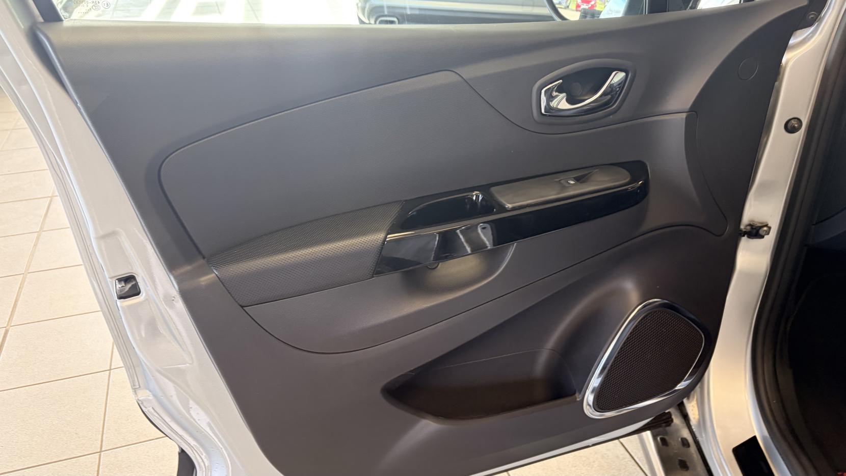 Renault Captur 1.5 dCi ENERGY Signature Nav SUV 5dr Diesel Auto Euro 6 (s/s) (90 ps)