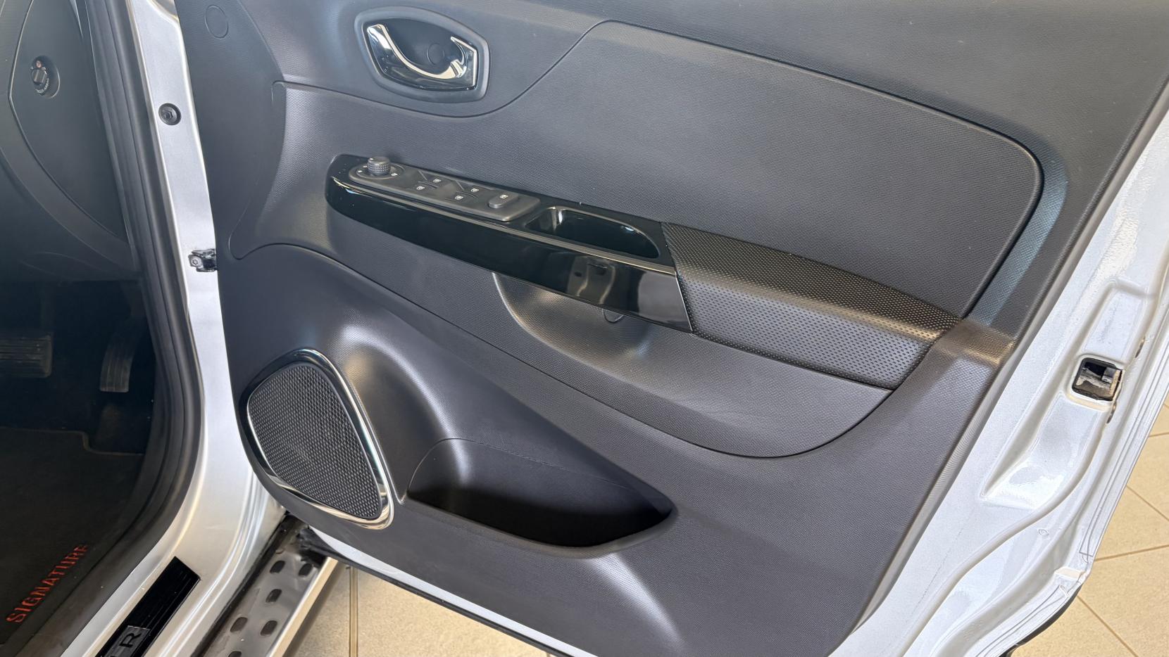 Renault Captur 1.5 dCi ENERGY Signature Nav SUV 5dr Diesel Auto Euro 6 (s/s) (90 ps)