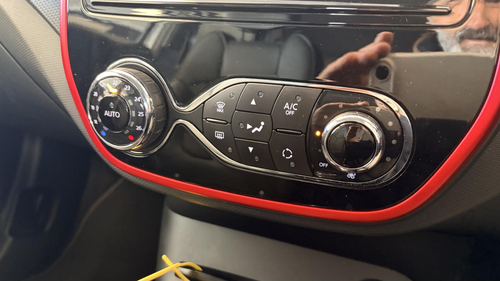 Renault Captur 1.5 dCi ENERGY Signature Nav SUV 5dr Diesel Auto Euro 6 (s/s) (90 ps)