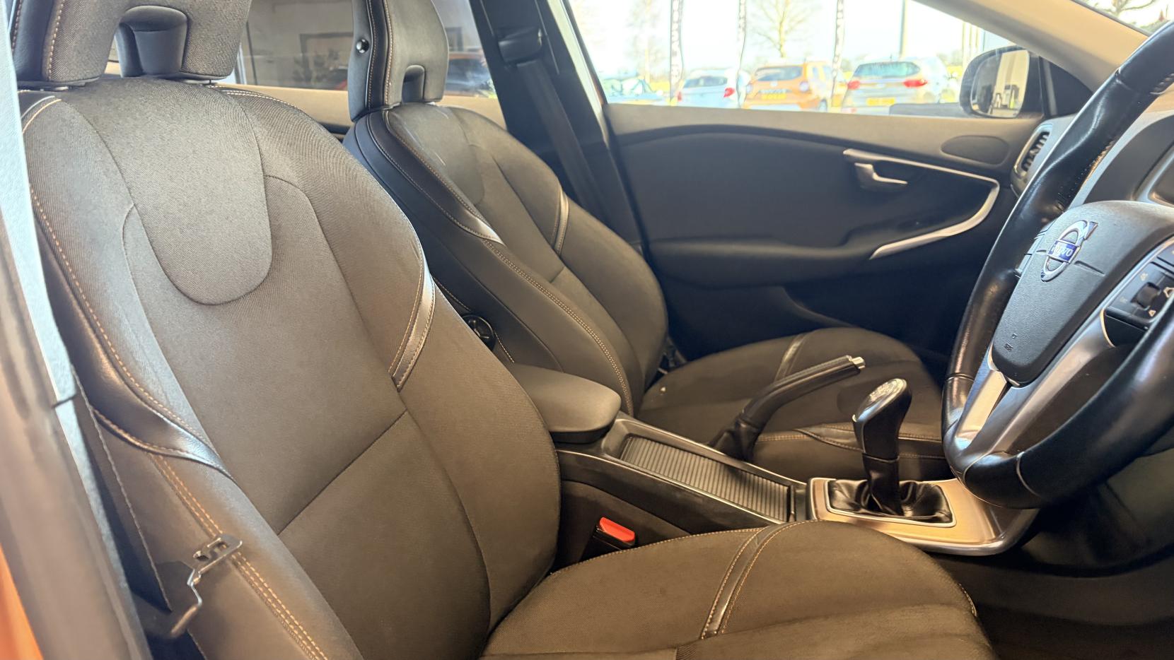 Volvo V40 Cross Country 1.6 D2 SE Hatchback 5dr Diesel Manual Euro 5 (s/s) (115 ps)