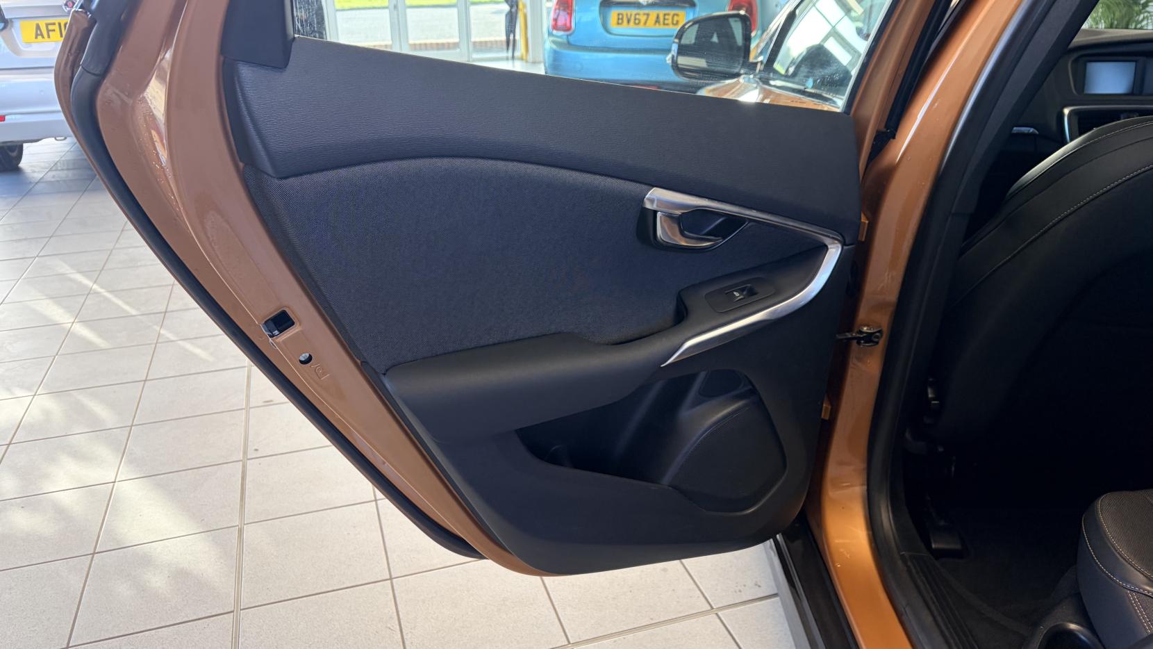 Volvo V40 Cross Country 1.6 D2 SE Hatchback 5dr Diesel Manual Euro 5 (s/s) (115 ps)