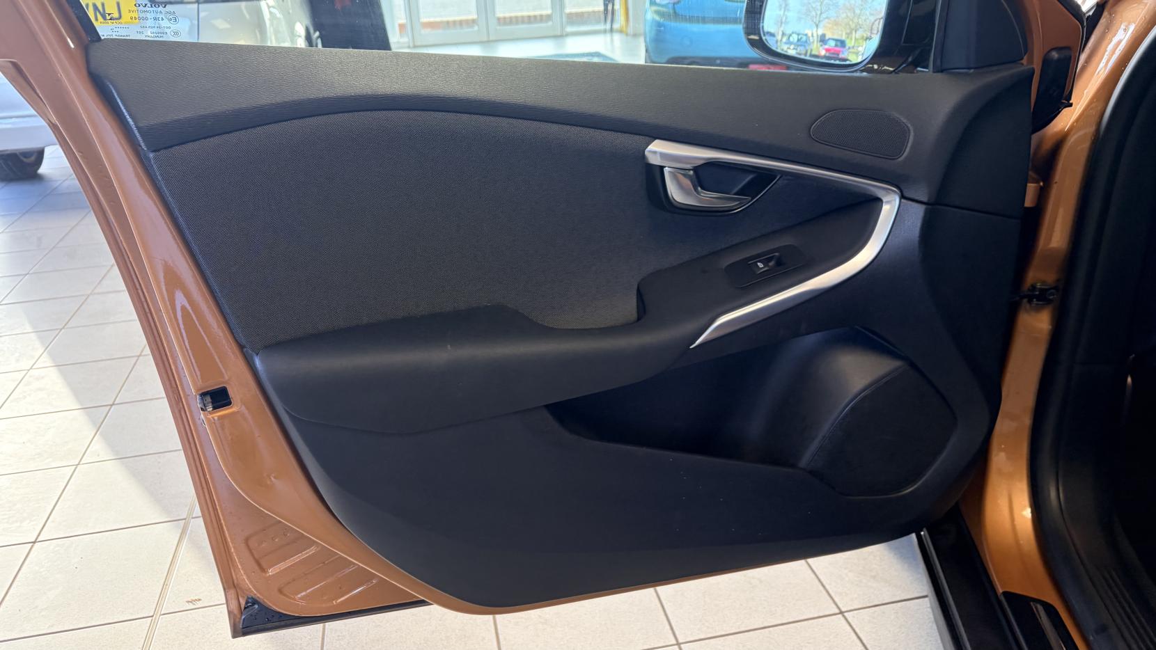 Volvo V40 Cross Country 1.6 D2 SE Hatchback 5dr Diesel Manual Euro 5 (s/s) (115 ps)