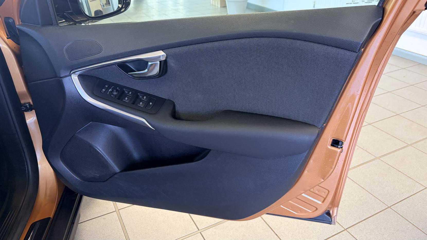 Volvo V40 Cross Country 1.6 D2 SE Hatchback 5dr Diesel Manual Euro 5 (s/s) (115 ps)