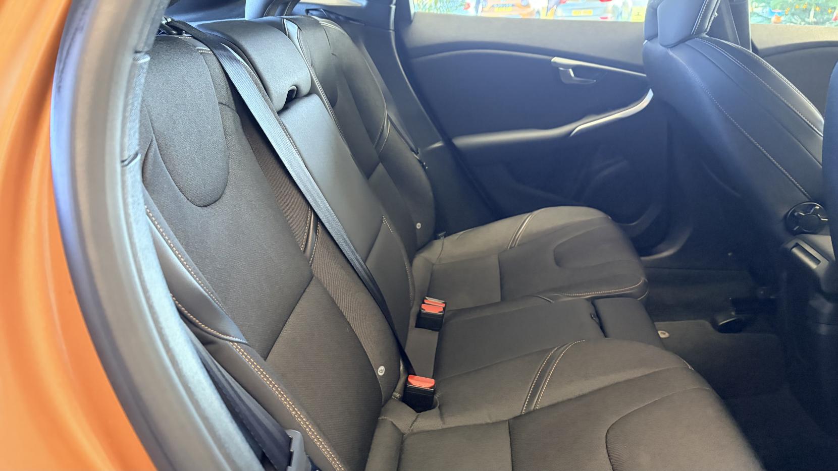 Volvo V40 Cross Country 1.6 D2 SE Hatchback 5dr Diesel Manual Euro 5 (s/s) (115 ps)