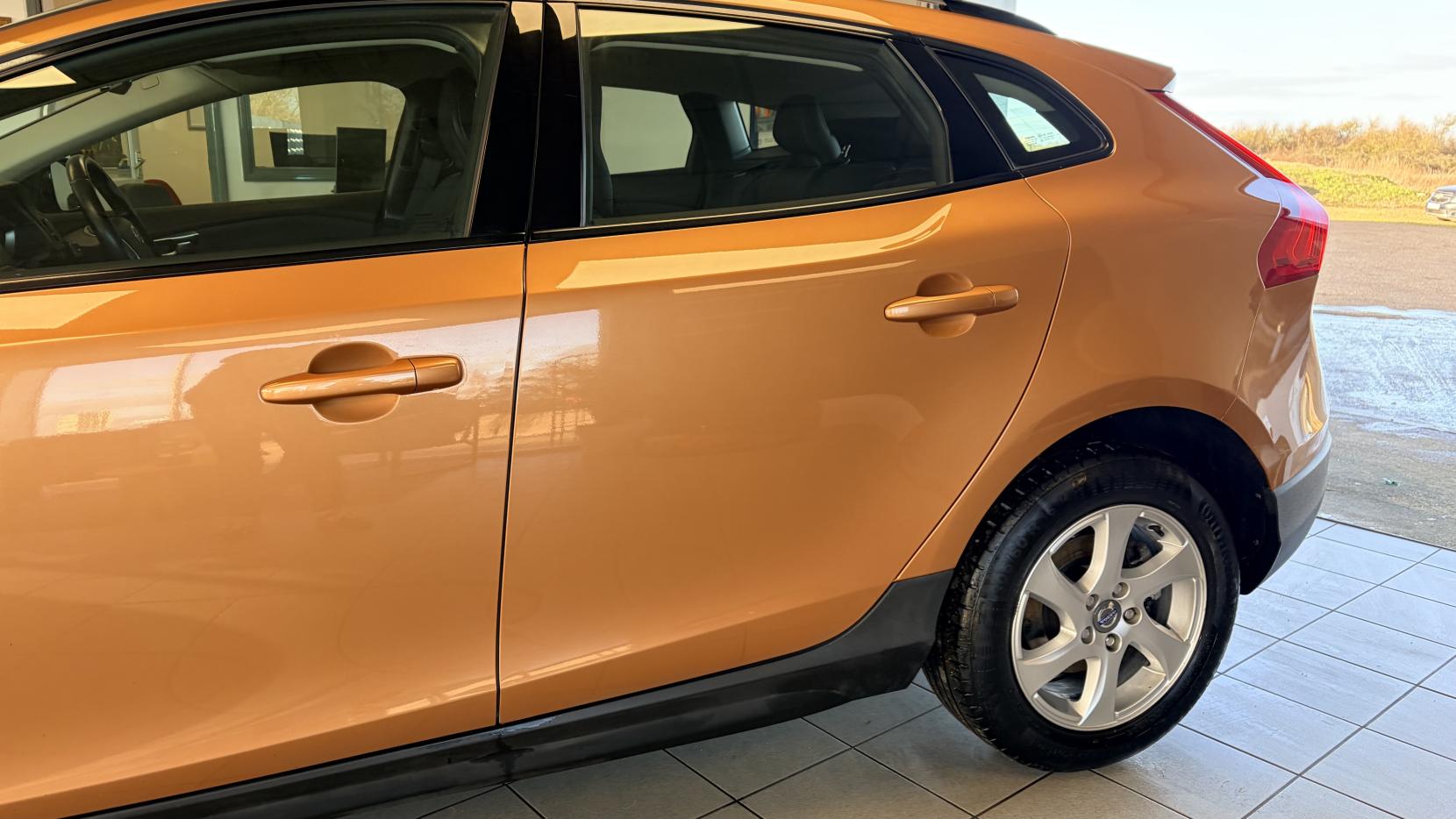 Volvo V40 Cross Country 1.6 D2 SE Hatchback 5dr Diesel Manual Euro 5 (s/s) (115 ps)