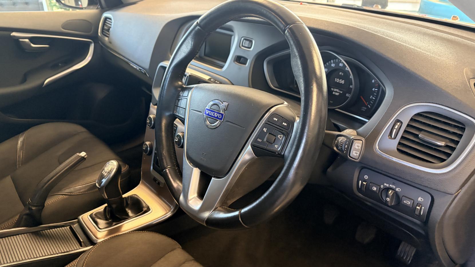 Volvo V40 Cross Country 1.6 D2 SE Hatchback 5dr Diesel Manual Euro 5 (s/s) (115 ps)