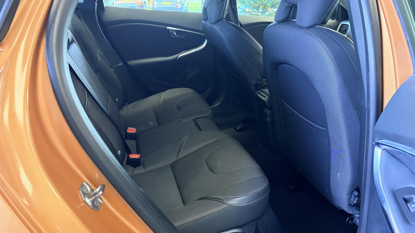 Volvo V40 Cross Country 1.6 D2 SE Hatchback 5dr Diesel Manual Euro 5 (s/s) (115 ps)