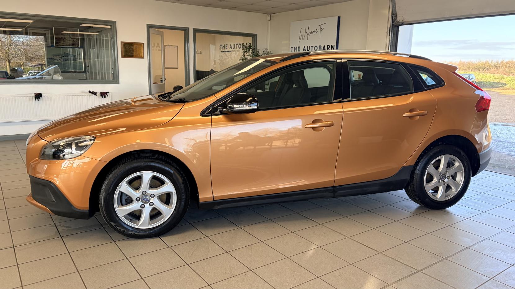 Volvo V40 Cross Country 1.6 D2 SE Hatchback 5dr Diesel Manual Euro 5 (s/s) (115 ps)