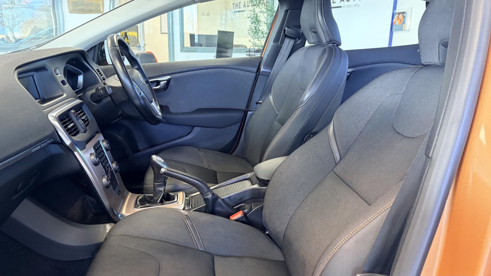 Volvo V40 Cross Country 1.6 D2 SE Hatchback 5dr Diesel Manual Euro 5 (s/s) (115 ps)