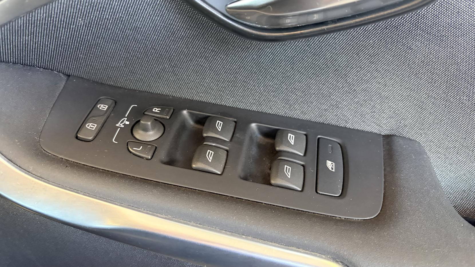 Volvo V40 Cross Country 1.6 D2 SE Hatchback 5dr Diesel Manual Euro 5 (s/s) (115 ps)