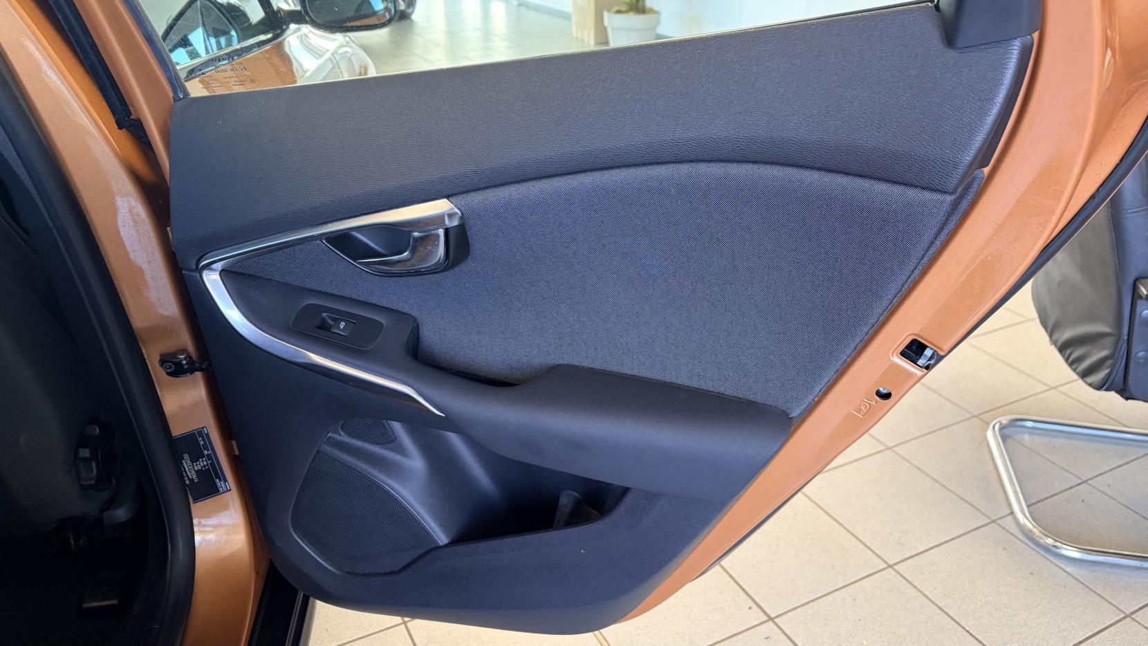 Volvo V40 Cross Country 1.6 D2 SE Hatchback 5dr Diesel Manual Euro 5 (s/s) (115 ps)