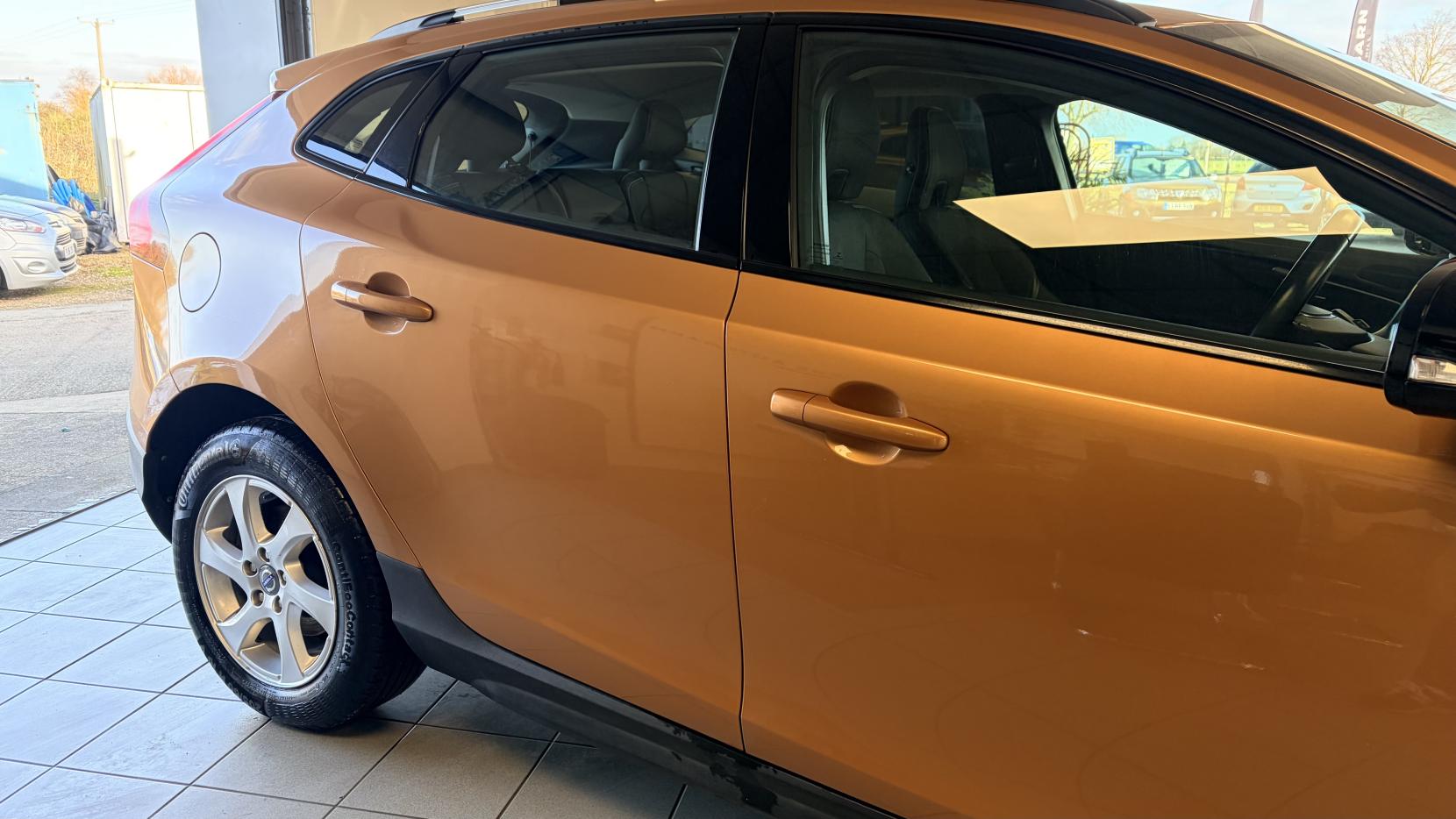 Volvo V40 Cross Country 1.6 D2 SE Hatchback 5dr Diesel Manual Euro 5 (s/s) (115 ps)