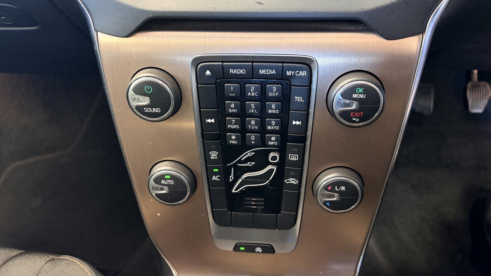 Volvo V40 Cross Country 1.6 D2 SE Hatchback 5dr Diesel Manual Euro 5 (s/s) (115 ps)