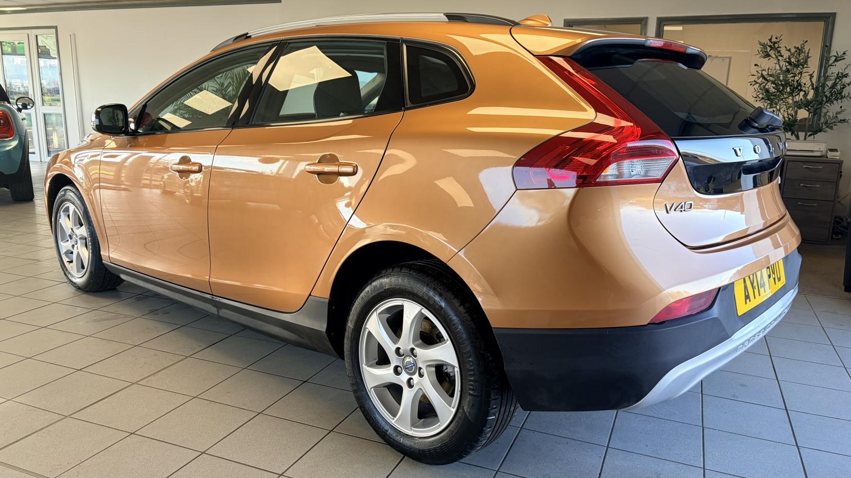 Volvo V40 Cross Country 1.6 D2 SE Hatchback 5dr Diesel Manual Euro 5 (s/s) (115 ps)